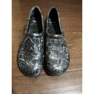 Women's Nurse Mates Pillow top Slip Resistant Black Paisley Clogs Sz 11 M
